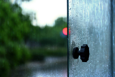 车窗雨滴图片-车窗雨滴素材-车窗雨滴插画-摄图新视界