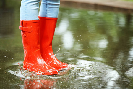 雨天淋湿鞋图片