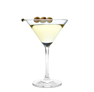 白底橄榄经典干马提尼杯暗红色背景上用马天尼杯酒精鸡尾酒暗绿色背景