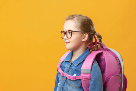 戴眼镜的小孩特写镜头.回到学校.教育的概念.照片