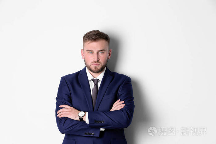 白色背景上严肃的穿着办公室西装的男人肖像