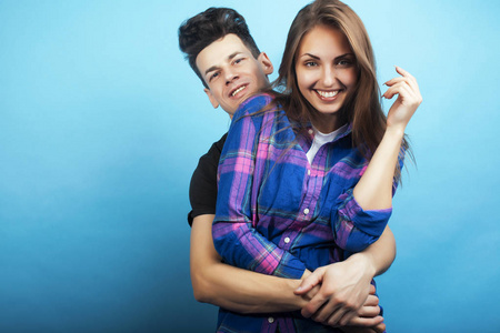 情侣戴着眼镜在蓝色的背景上摆出欢快的姿势,男女同学在一起交朋友