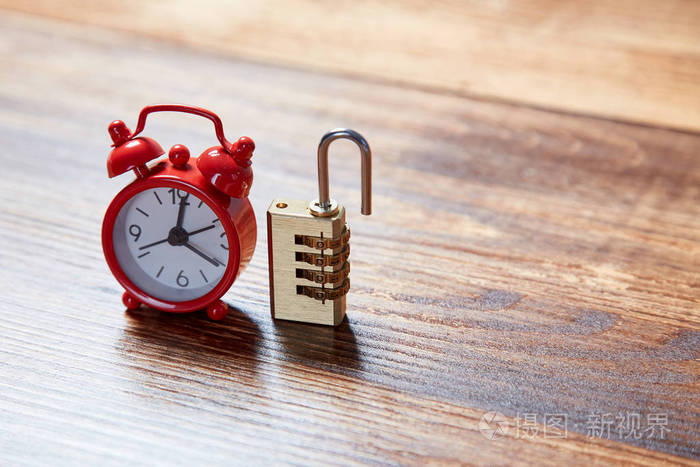 时间紧迫期限和时间管理概念红色闹钟和锁复制空间