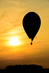 太阳落山时天空中的热气球图片