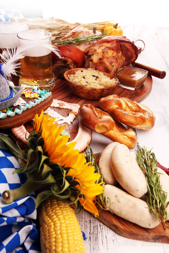 传统的德国料理schweinshaxe烤火腿啤酒