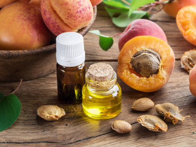 杏仁油和杏核木质背景.照片