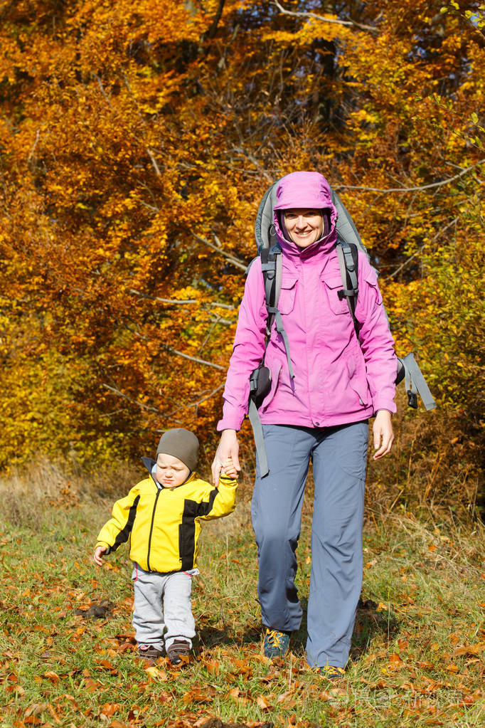 母亲和儿子在一个美好的秋天徒步旅行