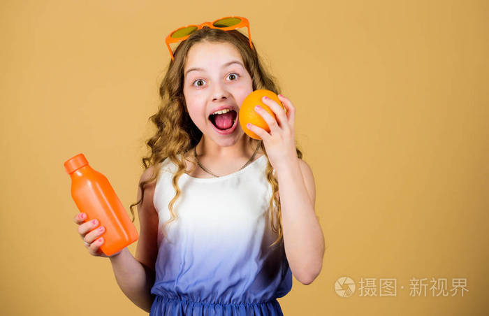 小女孩吃橘子水果喝橙汁维生素营养时尚儿童太阳镜喝清爽的维生素汁