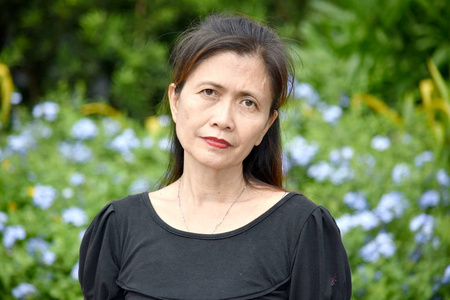 冷心肠冷漠的少数民族女老奶奶照片