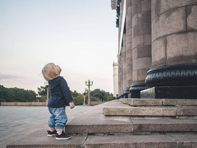 小女孩抬头图片