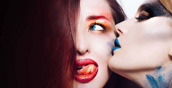 万圣节女同性恋情侣亲吻嘴唇.女人接吻的特写镜头.