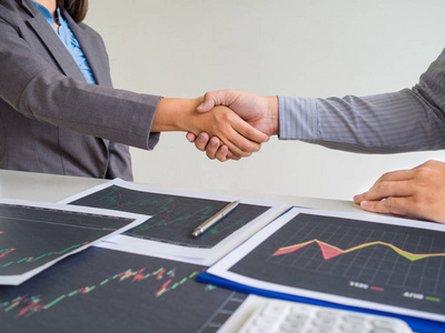 握手的钱交易图片-握手的钱交易素材-握手的钱交易插画-摄图新视界