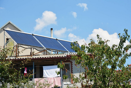 屋顶上的太阳能热水器板图片
