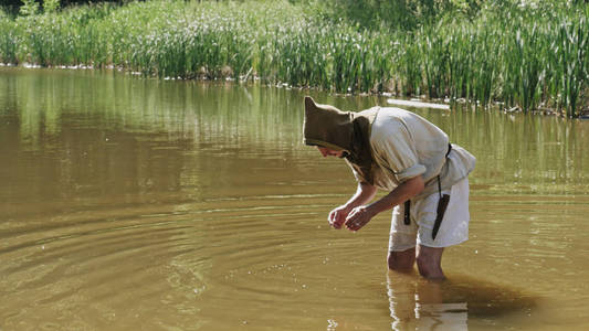 中世纪捕鱼.穿着传统中世纪服装的人.照片