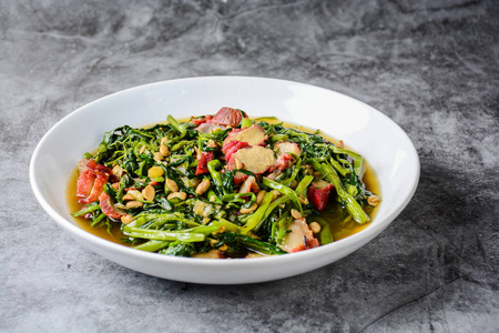 红烧肉炒菠菜与蛋鸡汤 炒的肉在巴维纳炸肉排用柠檬鸡肉馅 阿根廷