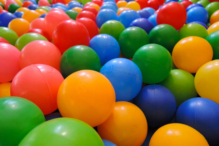 彩色塑料球干池儿童娱乐特写图片