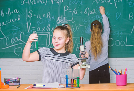 学生们在黑板化学课上.实验室实习.迷人的科学.教育实验照片