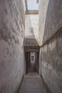 中国浙江南浔的一条窄巷图片