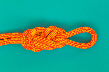 用攀岩绳打结.照片