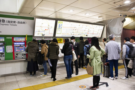 日本人和外国旅客旅客等我站图片