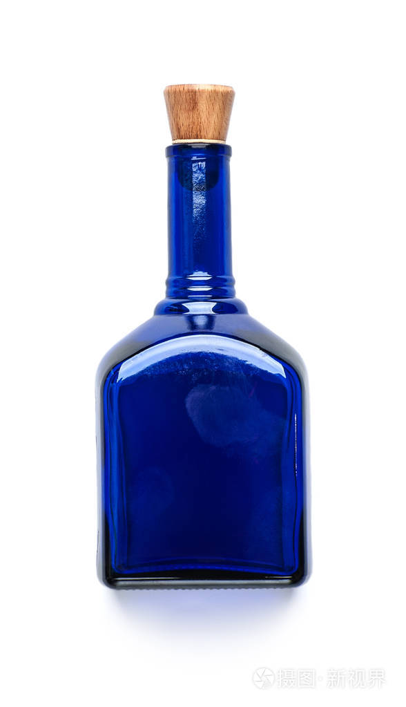 一个干净的白色背景上有一个木制盖子的蓝色玻璃瓶