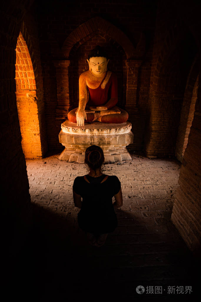 坐在佛像前的静坐姿势