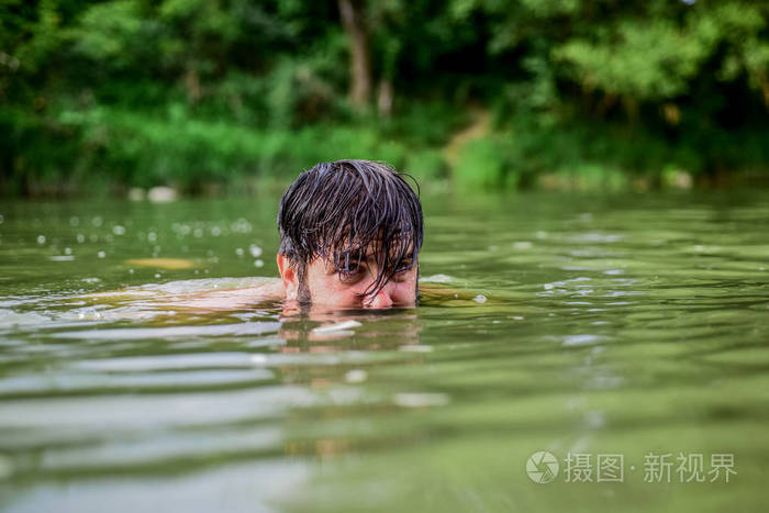 清爽的感觉.男人喜欢在河里或湖里游泳.潜入水中.大自然的清新.暑假