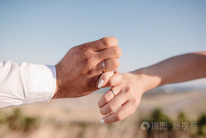 新婚夫妇手上戴着结婚戒指