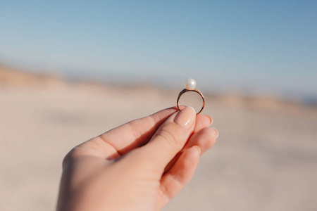 手里拿着戒指一个手里拿着珍珠戒指的女孩照片