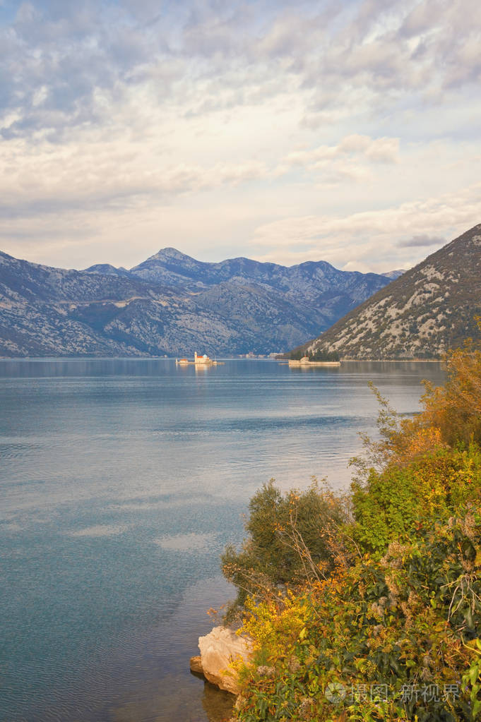 美丽的地中海秋景黑山亚得里亚海科托湾和两个小岛的景色我们的岩石