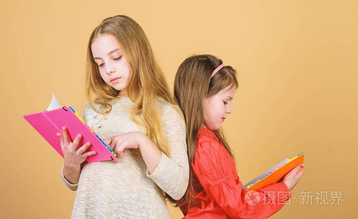 学校项目.写作练习册.回到学校.拿着笔记本的小女孩.