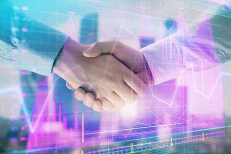 股票市场交易的概念两位商人握手的城市景观背景下的金融图表双曝光.