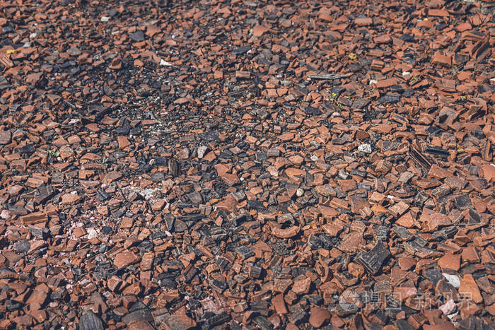 粉碎的屋顶瓦片碎片覆盖了地板