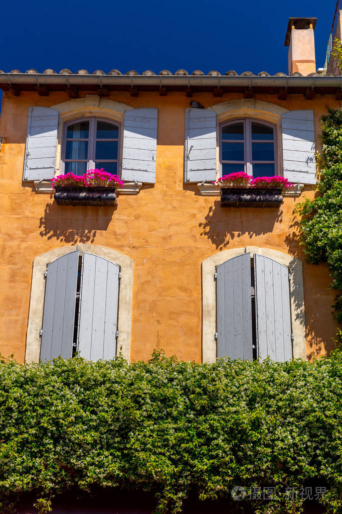 阿尔勒老房子的外墙和带百叶窗的窗户
