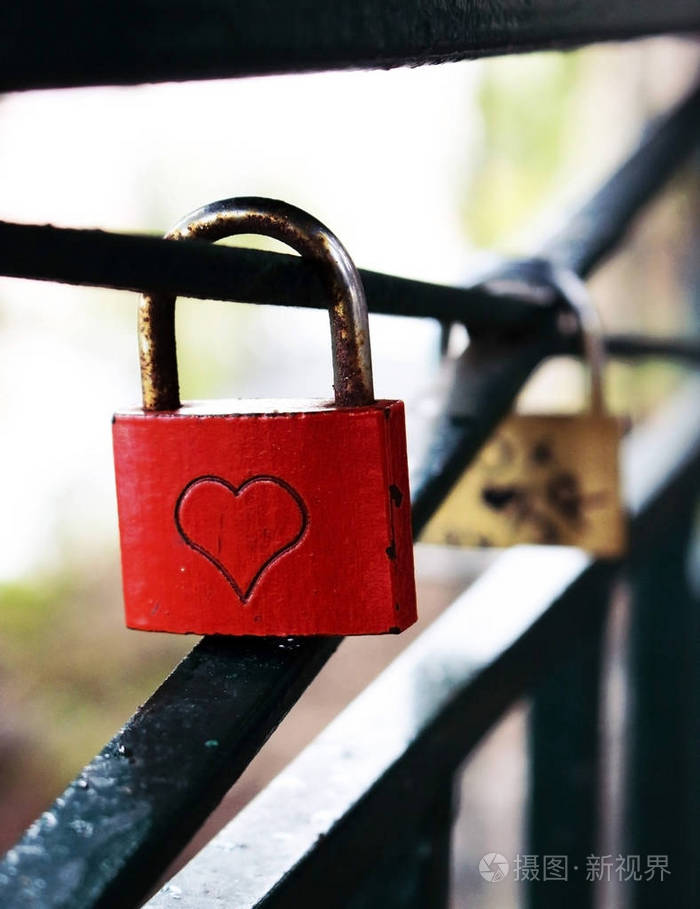 红色方形金属结婚锁扶手上挂着一颗心