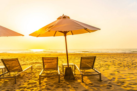 沙滩海洋美景中的伞椅图片