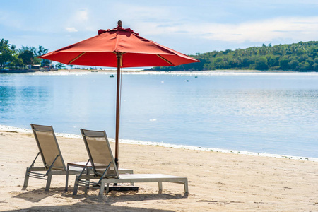 美丽的户外热带海滩海洋带伞椅图片