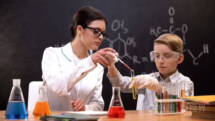 书呆子 学生 液体 帮助 教室 系统 黑板 青少年 反应
