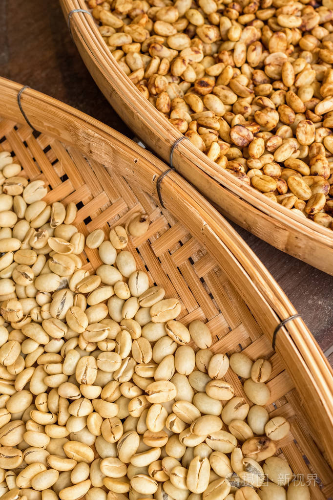 在阳光下晒干的咖啡豆