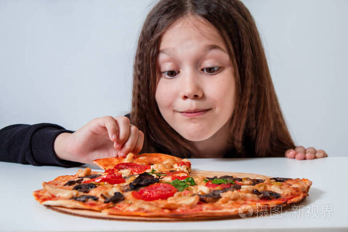小女孩吃了一片披萨这孩子吃披萨