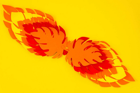 黄兰花的分支平铺红黄相间美丽的纸工艺花卉装饰.棕榈叶.