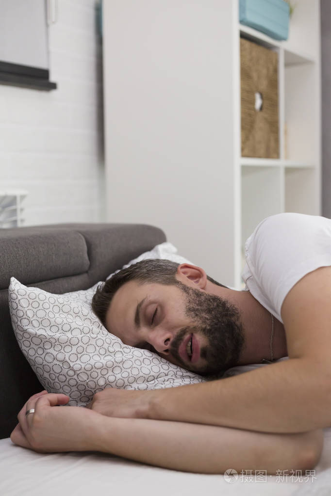 睡在卧室里的男人