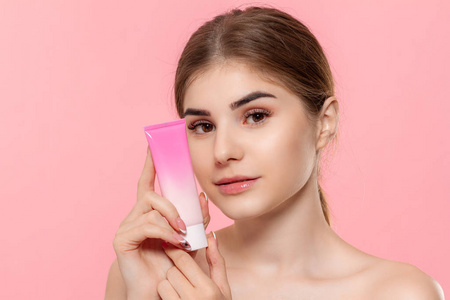 粉色护肤品图片