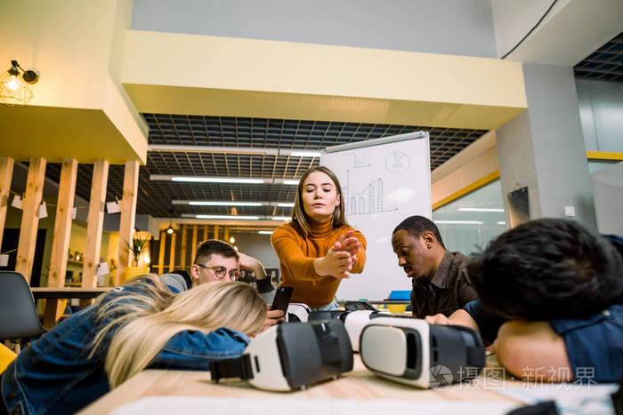 一群穿着休闲服的多民族商务人士在会议室开会时他们的女老板拍手累得