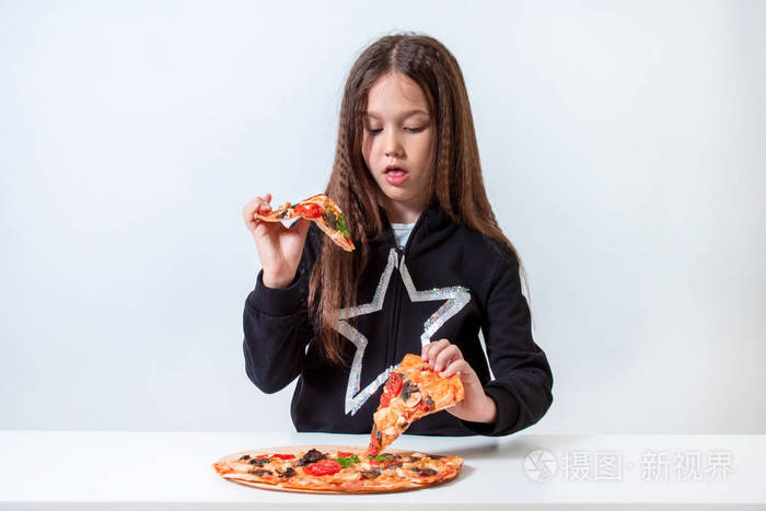 吃披萨的小女孩宝宝把披萨放进嘴里