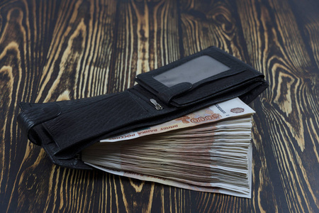 金钱捆绑工资.装有钞票的钱包.照片
