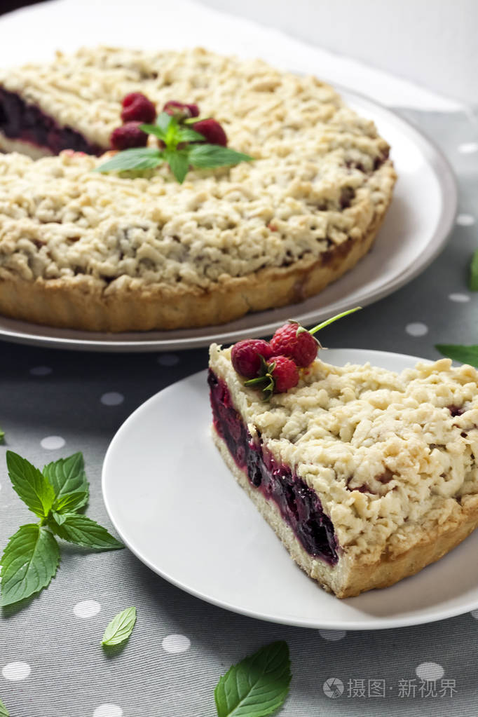 homemadeshortcrustberrypiewithcrumble