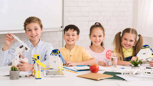 stem教育.孩子们在教室里创造机器人照片