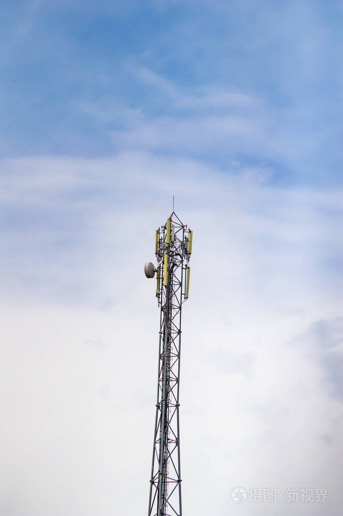 空中背景上的移动通信塔