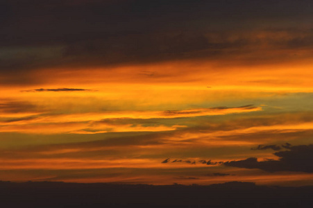 戏剧性的夕阳天空中弥漫着橙色和黄色的鲜艳色彩.对比度低调照片